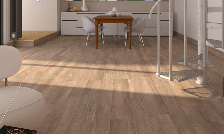 sedia bianca su parquet chiaro con scala e tavolo, mobili bianchi e quadri